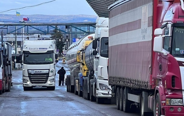 У чергах на кордонах перебувають близько чотирьох тисяч вантажівок - ДПСУ