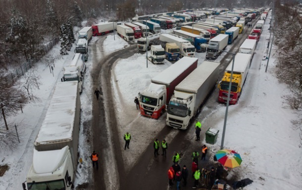 Ще один український водій помер на кордоні з Польщею