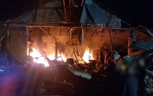 Атака дронів на Київщині: пошкоджено підприємство, виникла пожежа